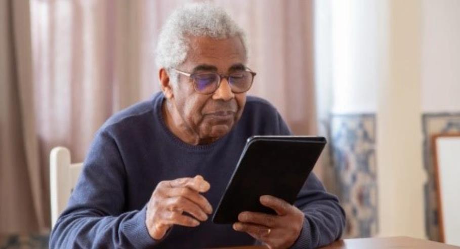 5 fall detection benefits of a panic alarm for elderly 3