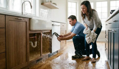 how to manage emergency plumbing situations in your home